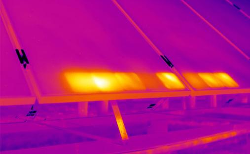 9. Localización exacta de fugas en tejados Las zonas húmedas de los tejados, en especial en el caso de tejados planos, almacenan el calor de la radiación