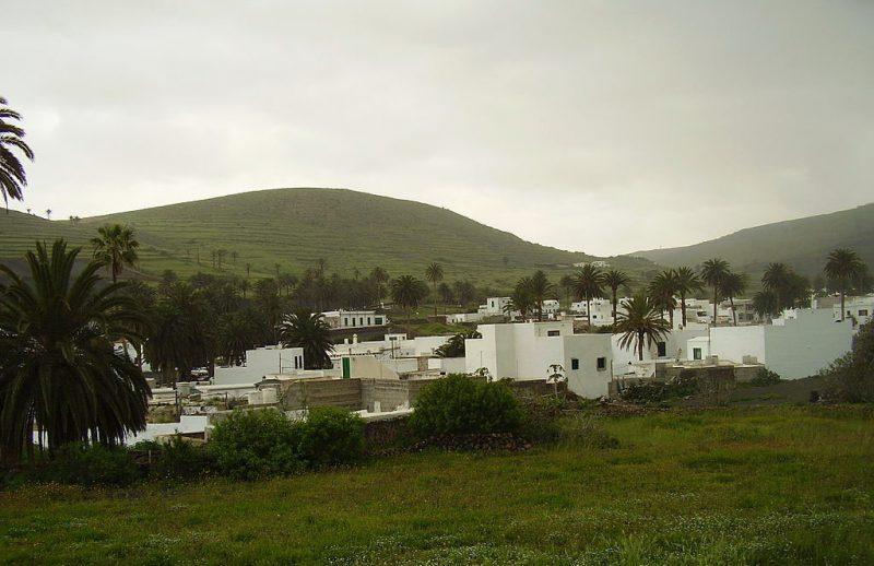 Haría Lanzarote En Haría podrás admirar bellos parajes como las Peñas del Chache y una parte del Risco de Famara, además el municipio de Haría posee dos espectaculares atractivos naturales de