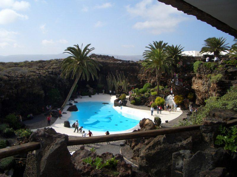 Los Jameos del Agua, Haría Lanzarote y la Cueva de los Verdes, un túnel formado por el Volcán de la Corona y que constituye uno de los más extensos e interesantes del