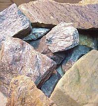 Las rocas detríticas, o fragmentarias, se componen de partículas minerales producidas por la desintegración mecánica de otras rocas y transportadas, sin deterioro químico, gracias al agua.
