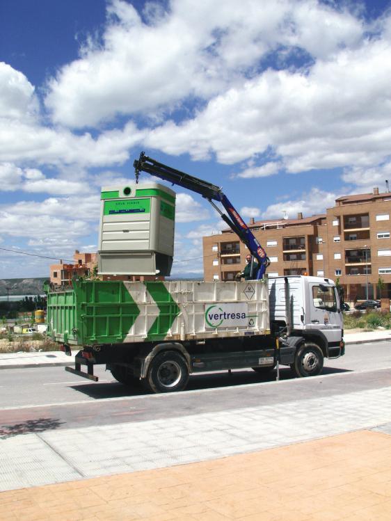 PROCESO DE RECOGIDA SOTERRADOS CARACTERÍSTICAS TÉCNICAS La recogida de residuos sólidos mediante el sistema de carga superior automatizado, supone una