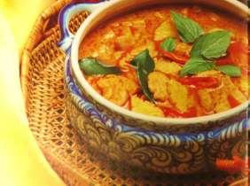 Curry rojo de pollo y bambú Gaeng Phed Gai Sai No Mai Curry rojo de pollo, característico de bangkok y