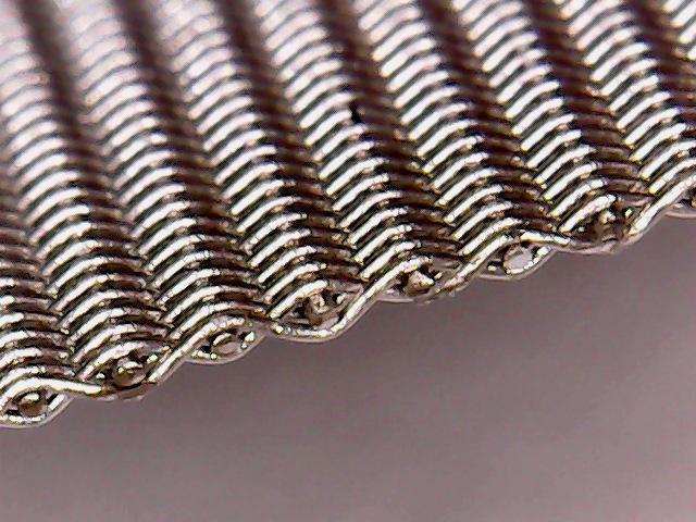 Si cada riza corresponde a un alambre entrelazado de la malla, es conocido como el tejido de malla ondulada.