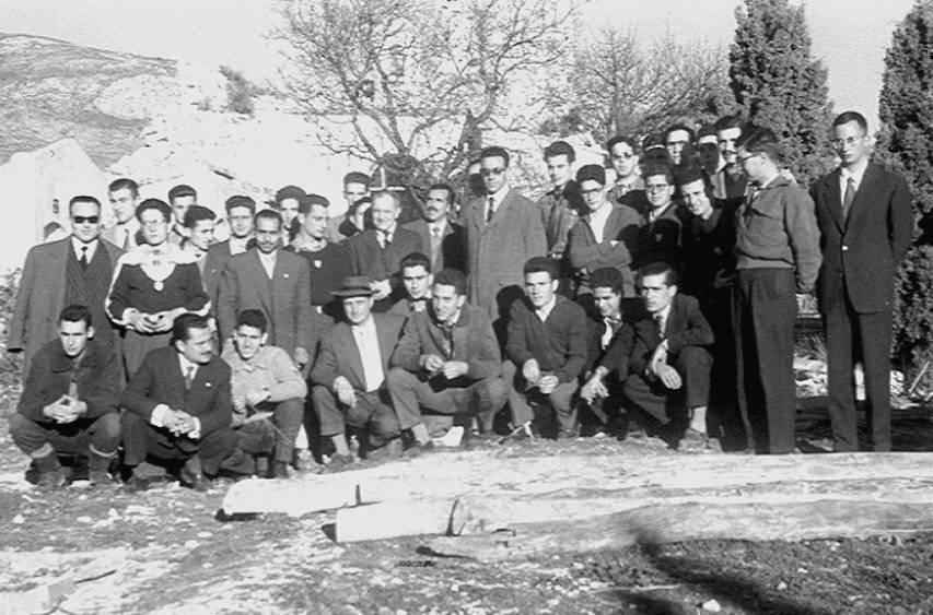 1956.- Los G.U.M. - 18, 19 y 20 de noviembre. - Primer cursillo de espeleología de los GUM; en el cañón del río Lobos (Ucero Soria). Aquí empecé a interesarme por la topografía de cuevas. 1957.