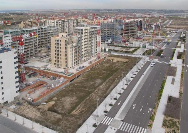 03 Conclusiones del estudio Principales conclusiones En el caso de la Corona de Madrid, el precio medio de la viviendas plurifamiliares se sitúa en 2.101 euros/m² y la superficie en 122 m².