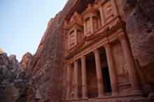 27 de marzo: Petra Visita completa de la ciudad nabatea rosada con sus múltiples fachadas y edificios clásicos integrados en este incomparable marco natural.