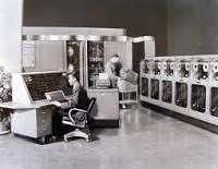 como se crea la computadora ENIAC (Electronic Numerical Intregrator and Calculator) que era una enorme computadora la cual ocupaba más de una habitación, pesaba más de 30 toneladas y trabajaba con