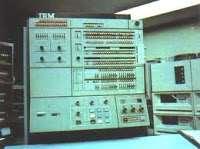 En la tercera generación comienzan a surgir los programas o software, la compañía que tuvo su apogeo en esta generación fue IBM la cual lanzó al mercado las minicomputadoras IBM 360 y 370.