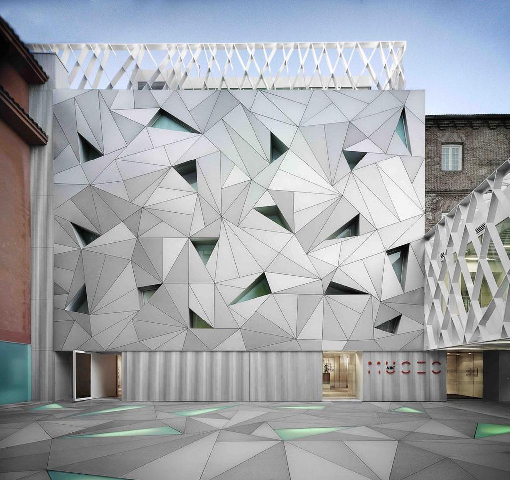 Pegado elástico de paneles en la fachada del Museo ABC de Dibujo e Ilustración Xanela Arquitectura en Aluminio ganó con este trabajo el premio La Mejor Obra Sika en su edición 2010.