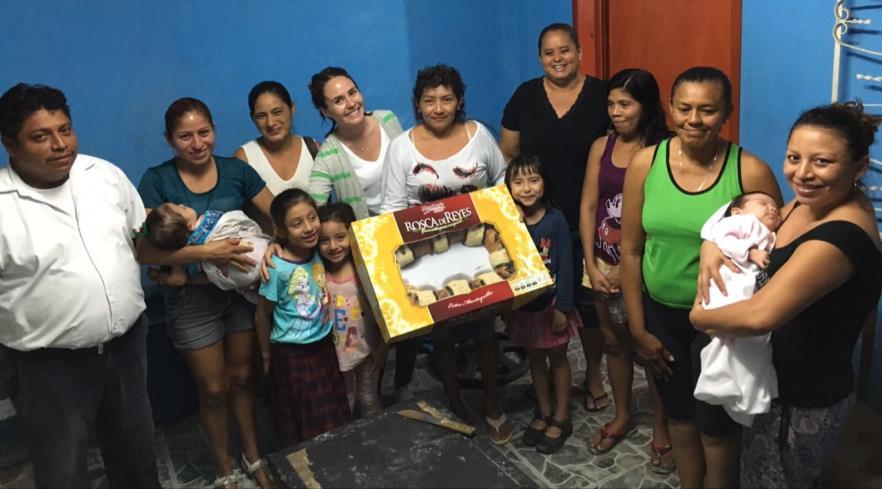 Entrega de Rosca de Reyes a diversas familias.