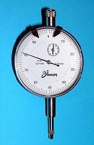 UN RELOJ COMPARADOR O PALPADOR Un reloj comparador es un aparato que transforma el movimiento rectilíneo de los palpadores o puntas de contacto en movimiento circular de las agujas.