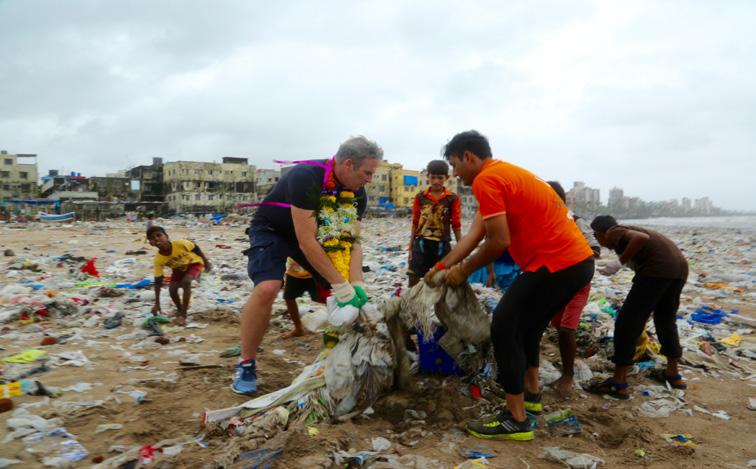 02.05 PM IST THE INDIA TIMES El abogado Bombay Afroz Shah recibe el máximo premio ambiental la ONU por la limpieza la playa Versova Afroz Shah ONU Campeón la Tierra NUEVA DELHI: La mayor limpieza
