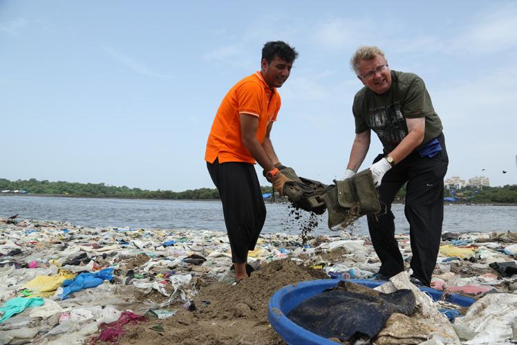 2,5 kilómetros la playa Versova, elevándose varios metros en algunas zonas. El movimiento creció y creció a lo largo l pasado año y llegó a recopilar unas increíbles 4.000 toneladas basura.