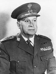 Biografía militar del teniente General Ricardo Uhagón Ceballos Ricardo Uhagón Ceballos nació en la ciudad de Torrelavega (Santander), el 3-8-1897.