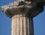 La columna consta de un fuste que puede ser monolítico (un solo bloque de piedra) o formada por varios tambores de piedra, siempre aparece estriado.