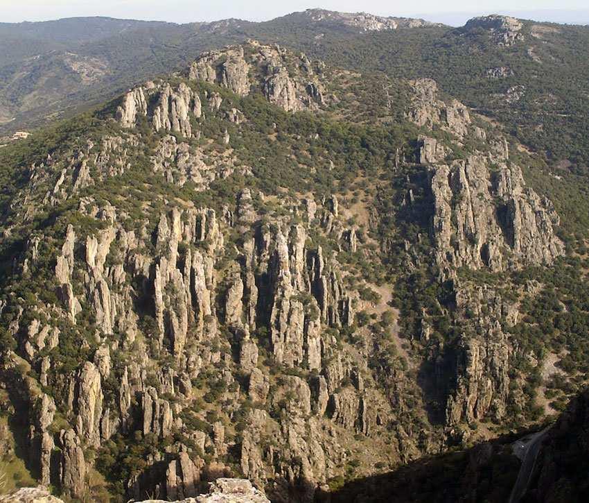 EL PARQUE NATURAL El Parque Natural de Despeñaperros, con una superficie de 7.649 ha, se localiza al norte de la provincia de Jaén, en el municipio de Santa Elena, y linda con Ciudad Real.