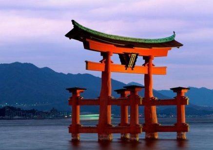 (Dia 5 JR Pass) Comenzaremos el diá visitando el Fushimi Inari Taisha, un santuario sintoiśta dedicado a Inari, deidad de las cosechas y el e xito en los negocios.