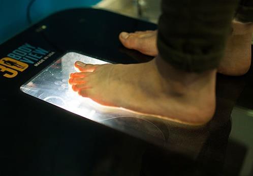ESCÁNER DE PIE Un escáner 3D es un dispositivo de imagen óptica de precisión diseñado específicamente para capturar la forma tridimensional del aspecto del pie humano con el objetivo de diseñar