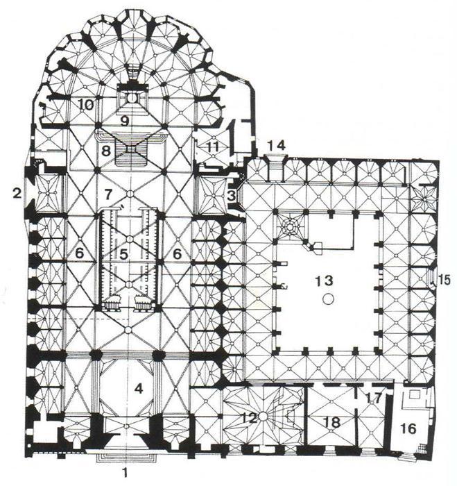 Naves de 4 tramos, las laterales con 2 capilla cada tramo.