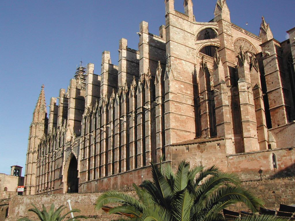 Se levantó en el solar de la mezquita por voluntad de Jaime I, pero su construcción empezó en el s. XIV y terminó en el s. XVI.