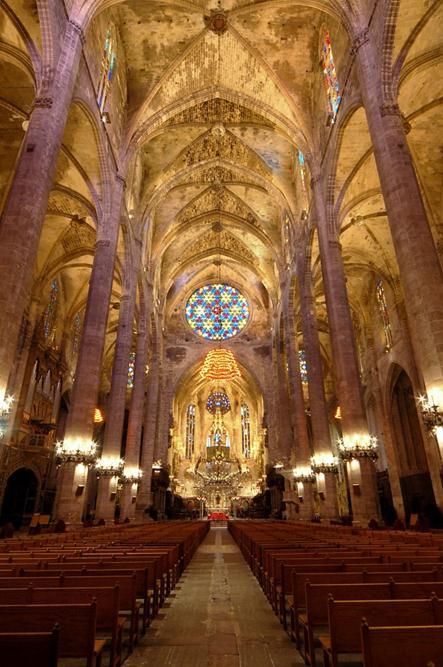 Se levantó en el solar de la mezquita por voluntad de Jaime I, pero su construcción empezó en el s. XIV y terminó en el s. XVI. Catedral de Palma. Mallorca.