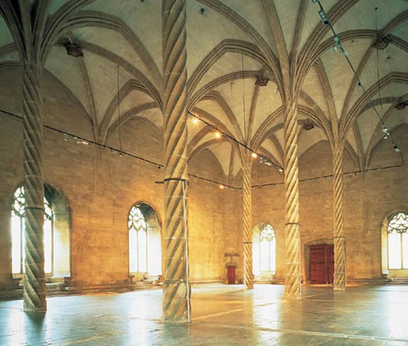 Las claves de la bóveda ostentan escudos de la Corona de Aragón en la nave central y el escudo de la ciudad de Mallorca en los laterales, todos con la policromía y oro originales.