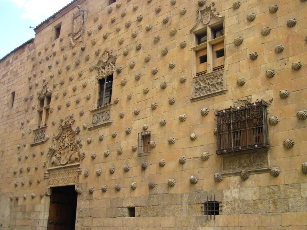 Casa de las Conchas (Salamanca) La originalidad de esta casa de estilo gótico tardío, con elementos renacentistas y mudéjares, propios del llamado estilo isabelino, la convierte en el monumento más