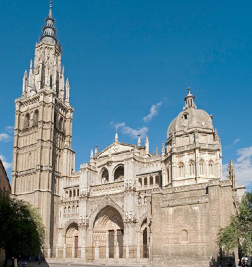 Tres portadas que dan lugar a tres de las naves, del s. XIV con esculturas. Catedral de Toledo.