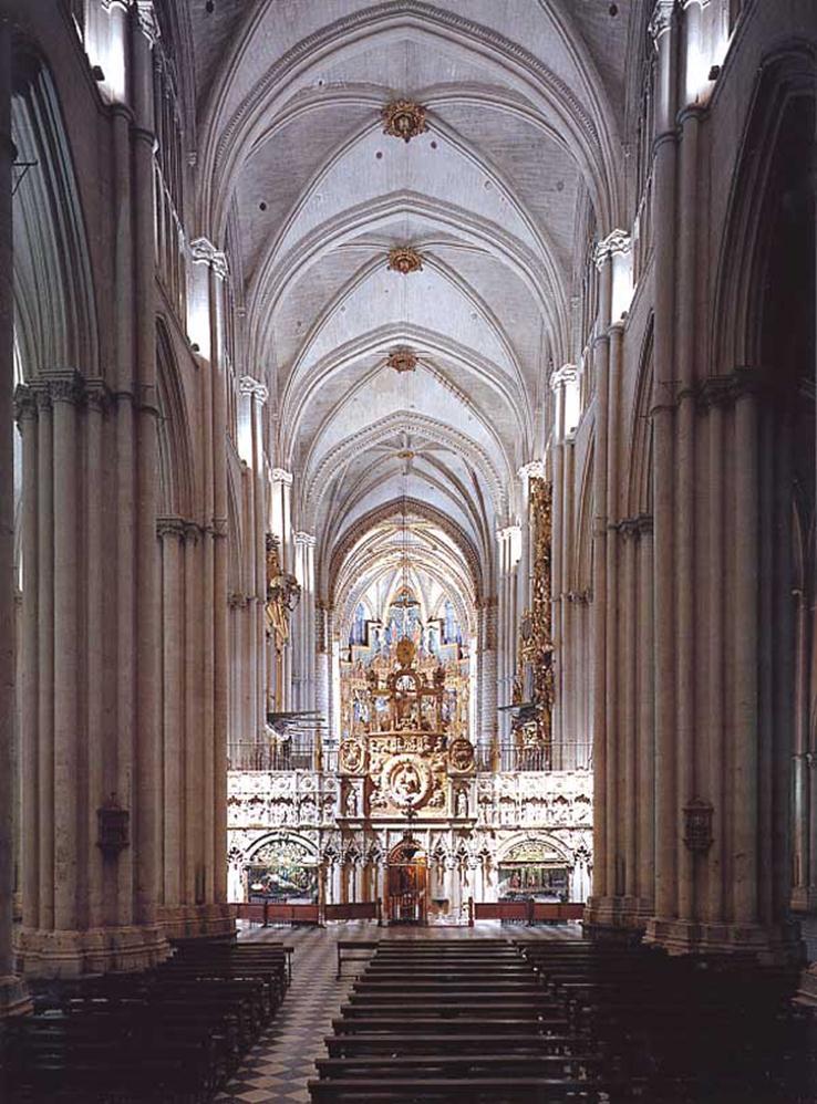 Planta como la catedral de París con 5 naves, crucero que no sobresale en planta y doble girola, capillas poligonales y triangulares alternadas.