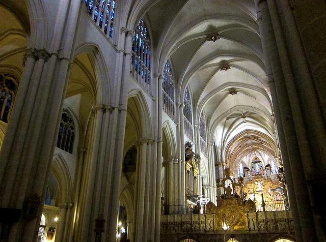 de Compostela y que luego se extiende a otras catedrales góticas españolas).