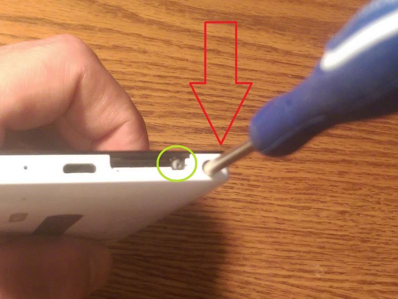 Nokia utiliza una barra de bloqueo en este caso que bloquea las abrazaderas de plástico en su lugar.