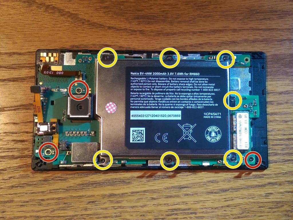Reemplazo de la batería Nokia Lumia 928 Paso 5 Retire los tornillos de la placa base T5.