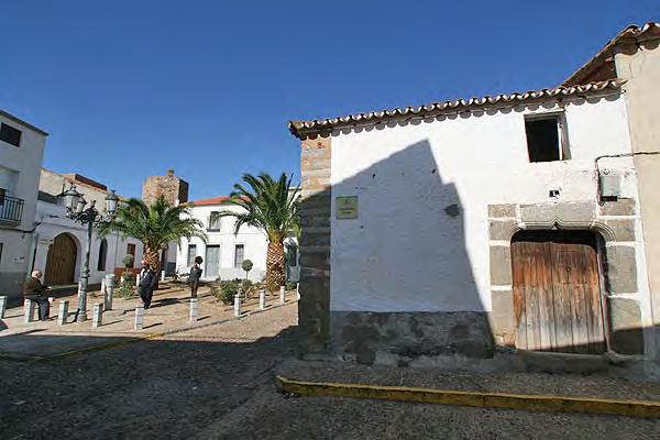Y la casa de Pedro Crespo, típica arquitectura popular solariega. La fachada contiene un dintel con un arco escarzado.
