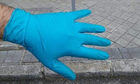 PROTECCIÓN DE MANOS Y BRAZOS Un guante es un EPI destinado a proteger la manos, también puede cubrir parcial o totalmente el antebrazo y el brazo.