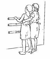 Fija 3 barras de Bambú o de madera en la pared, así la persona, sostenida de ellas, puede pararse. La barra inferior, debe estar a la altura de la cara de la persona.