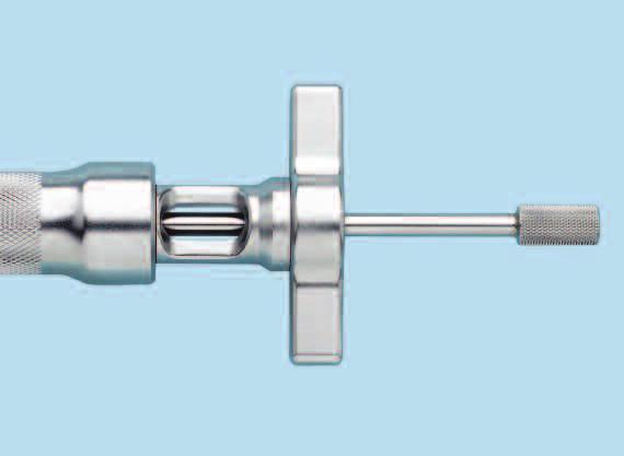 Introduzca el tornillo de conexión en el extremo posterior del tubo de inserción (figura 1), hasta que la manilla del tornillo de conexión