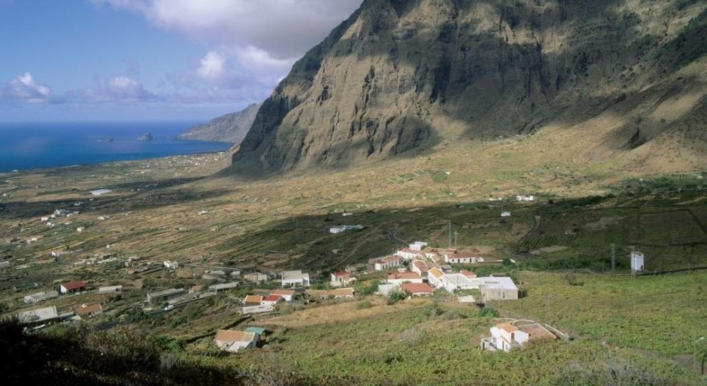 1.4. Poblamiento rural y urbano en Canarias En las islas Canarias la mayoría de la población vive en ciudades.