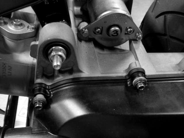 INSTALACIÓN La secuencia de instalación es la inversa a la de desmontaje. Apriete el tornillo/tuerca de fijación del motor al par especificado.