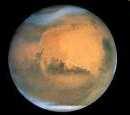 Mart És el planeta vermell, un color degut al fet que hi ha molt de ferro i molta oxidació.