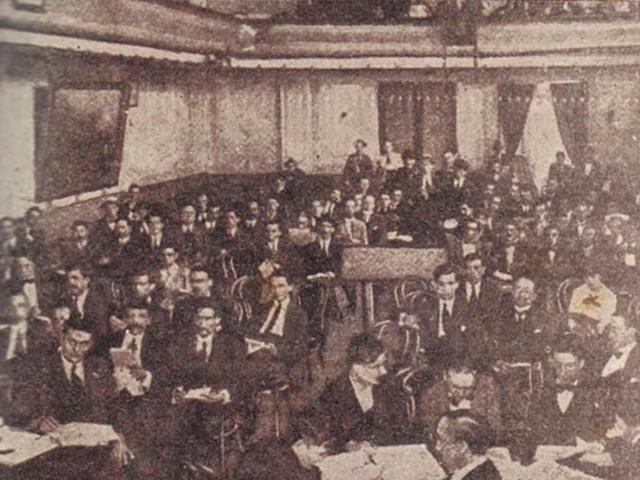 En julio de 1923, el Congreso del Partido aprueba el proyecto de Constitución y el 31 de enero de 1924