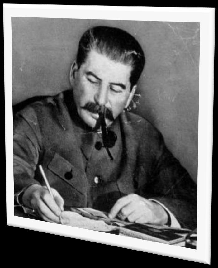 Stalin desde 1922 era el Secretario General del Partido Comunista. En 1923, con la enfermedad de Lenin, el poder queda en manos de Stalin, Kamenev y Zinoviev, que va a estar enfrentada a Trostky.