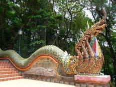 Por ello, aprovecharemos para realizar una visita al Museo del Opio situado en la población de Chiang Rai antes de partir rumbo a Chiang Mai. Durante el trayecto de aprox.