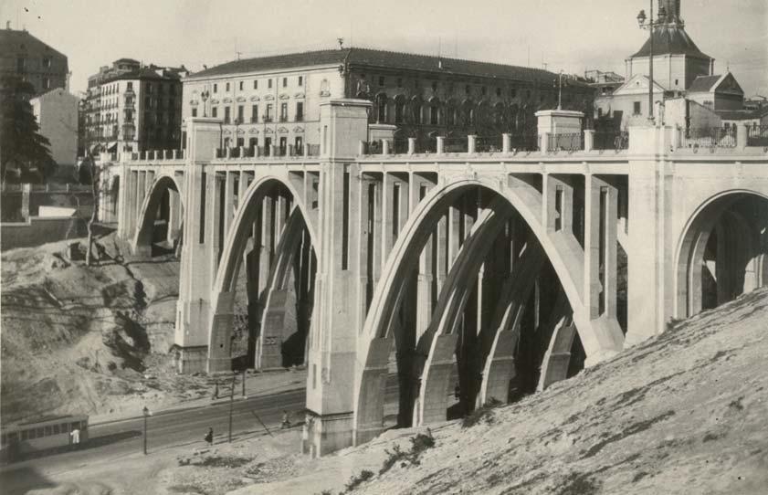PROYECTO Y DIRECCIÓN DE OBRA Este viaducto nació de hierro en empos de la Primera República, hace ya más de 140 años, para, posteriormente, en la década de 1930, ser sus tuido por uno de hormigón que