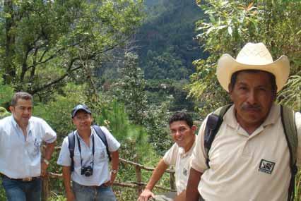 INVIRTIENDO EN SECTION SOSTENIBILIDAD HEADER Cooperación a través de las fronteras en Guatemala, El Salvador y Honduras Desde una taza de café más ecológica hasta la educación sobre el medio ambiente