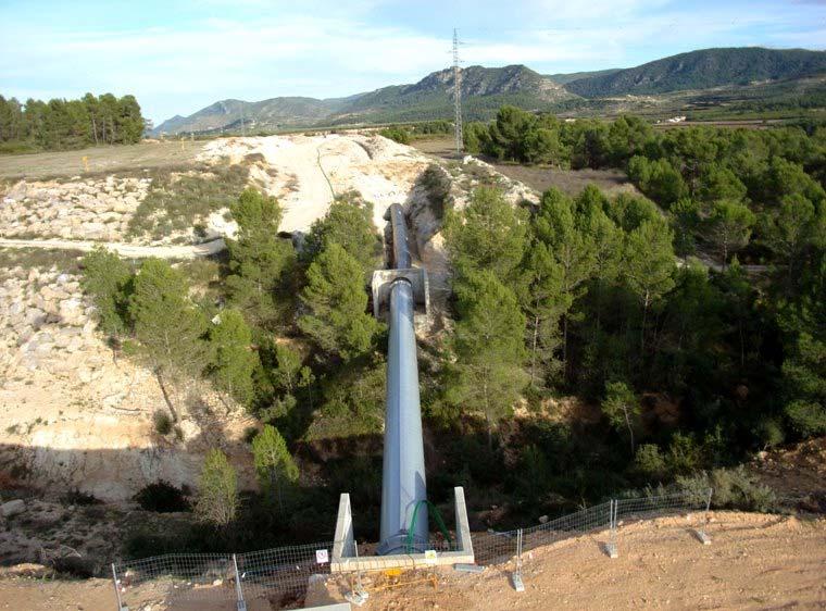 Situación de golpe de ariete Efectos térmicos Acueducto barranco afluente de La Hoz En función de las luces de cálculo, se pudieron resolver mediante un tubo aéreo de acero X70 de