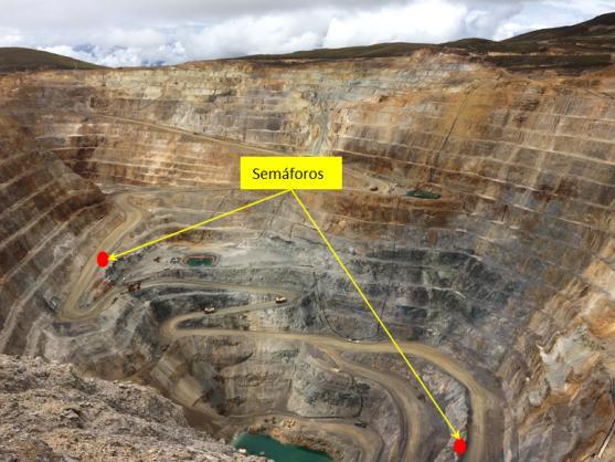 El oro y el material que conforman este depósito cuaternario provienen de la erosión fluvioglaciar del tajo del tajo Yanacocha.