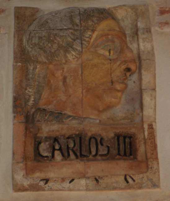 Relieve cerámico de Carlos III realizado por Víctor Cortes por el Segundo Centenario del