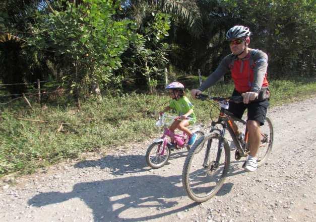 Este padre ingenioso, ató una cuerda de su bicicleta a la de su pequeño para ayudarle en una pequeña escalada en la