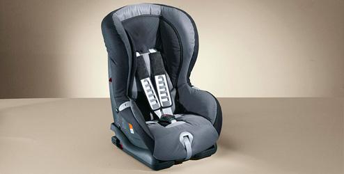 El asiento se puede fijar en el coche, ya sea con los cinturones de seguridad o con los soportes ISOFIX mediante el uso de la base ISOFIX La cuna se puede fijar