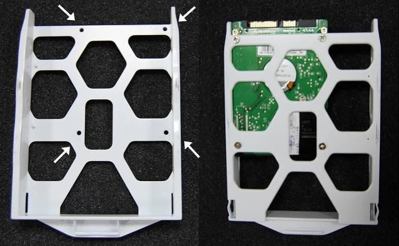 b. Si utiliza discos duros de 2,5, alinee el disco duro con los 4 orificios más pequeños de la bandeja